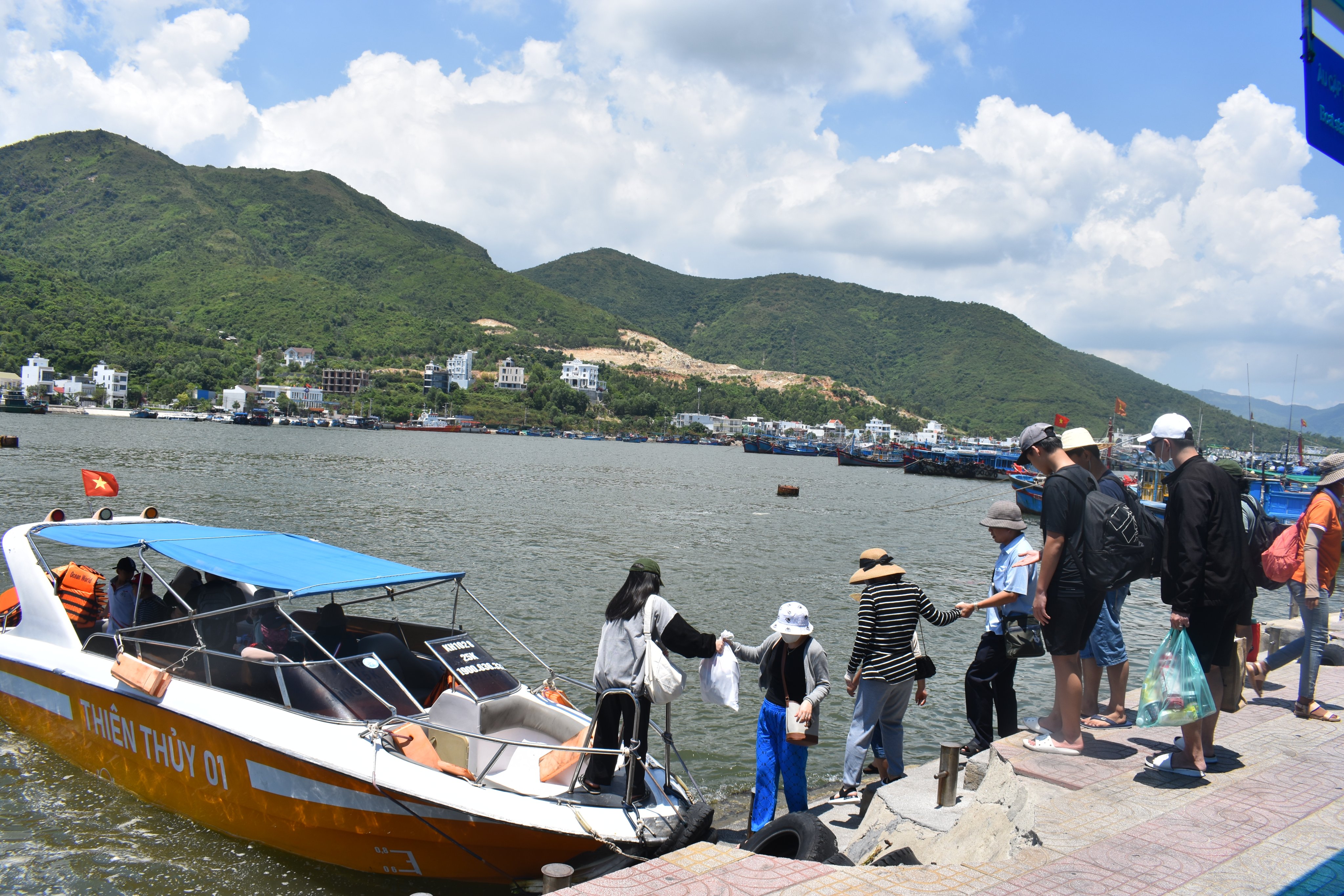 Khách lên tàu đi tham quan vịnh Nha Trang sáng 1-9