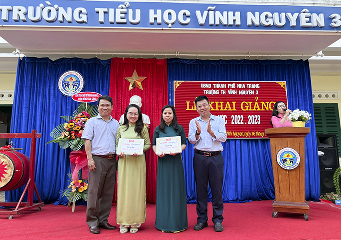 Lãnh đạo các đơn vị trao tượng trưng học bổng cho học sinh khó khăn các điểm trường Bích Đầm, Vũng Ngán (Trường Tiểu học Vĩnh Nguyên 3).