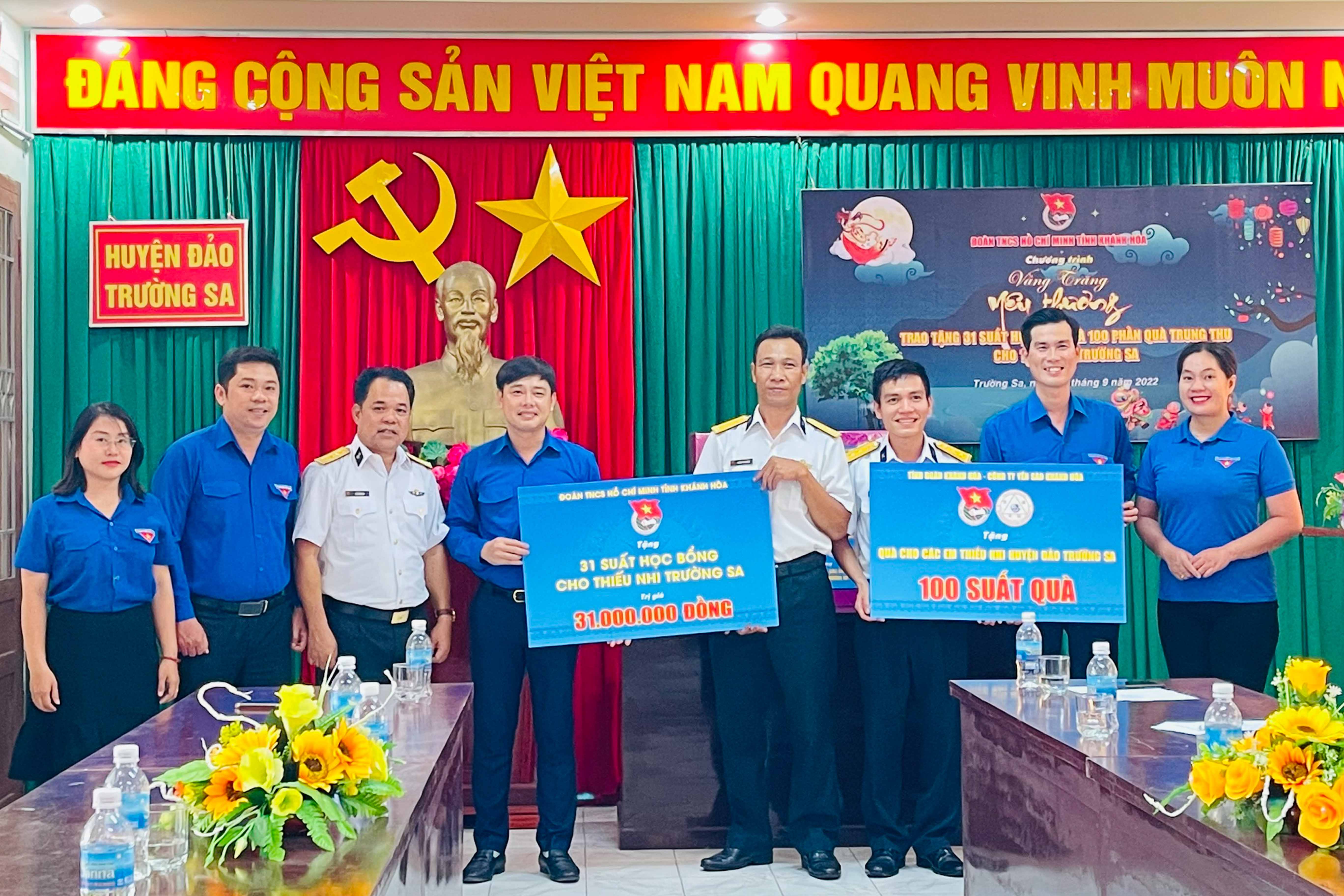 Các đơn vị trao biểu trưng học bổng và quà trung thu cho đại diện huyện Trường Sa để chuyển đến các thiếu nhi 