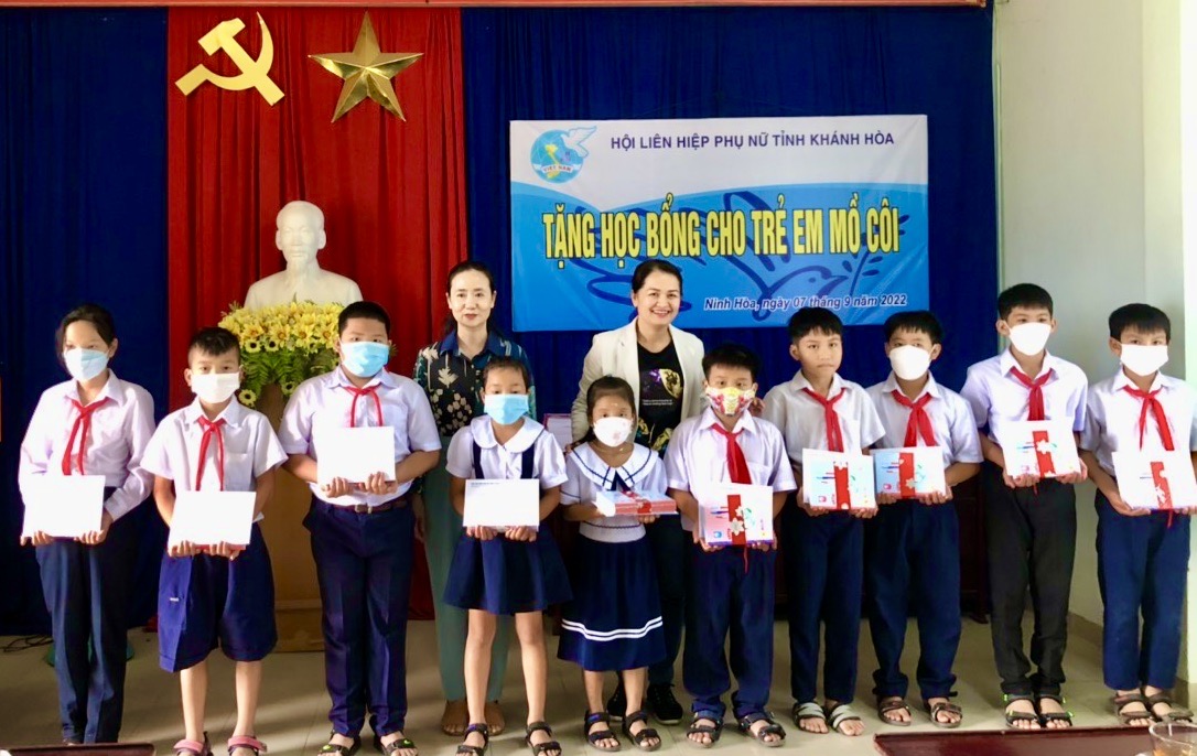 ): Lãnh đạo Hội Liên hiệp Phụ nữ trao học bổng cho các em học sinh   