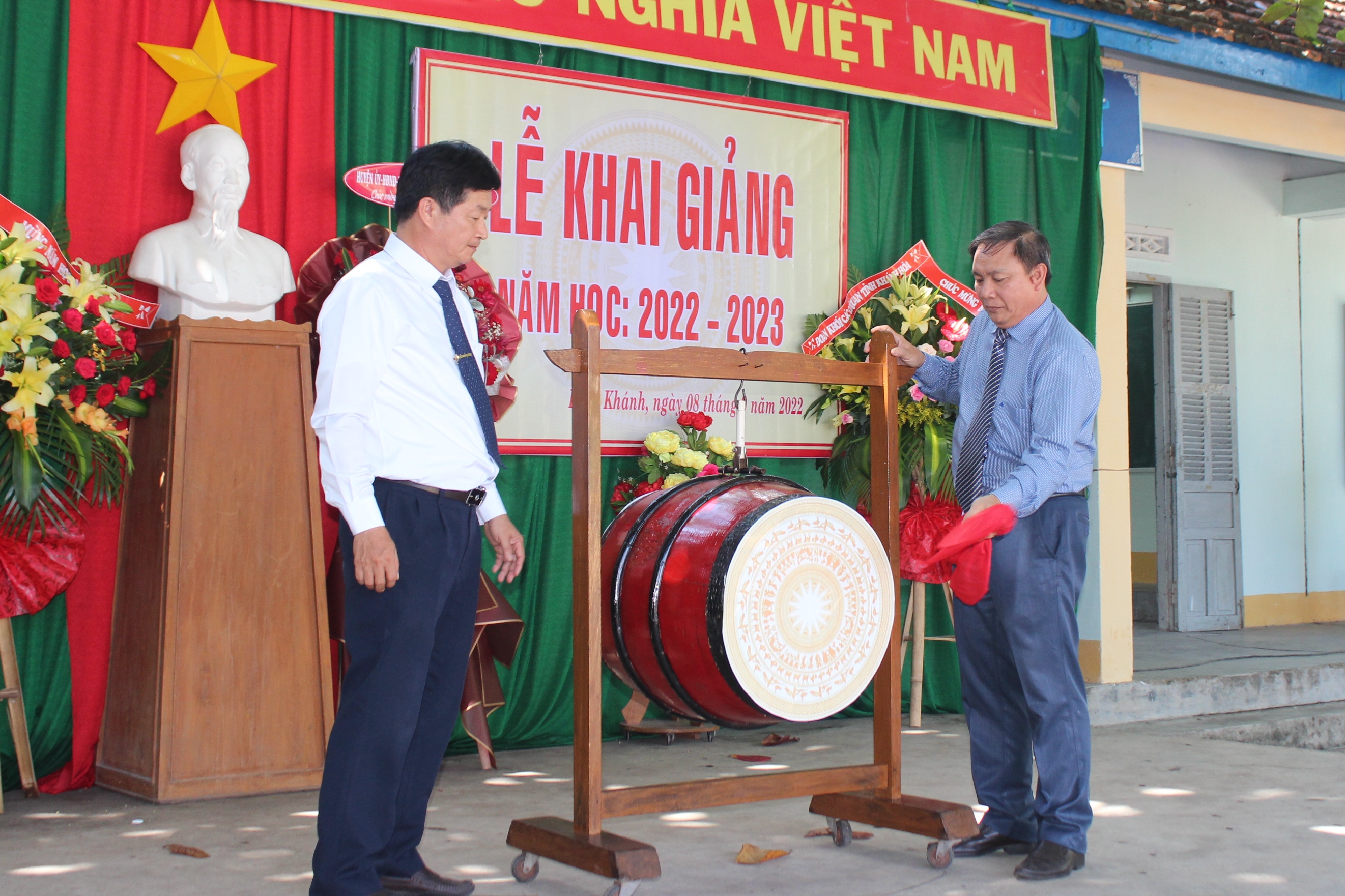 Lãnh đạo Sở Lao động - Thương binh và Xã hội đánh trống khai giảng năm học mới.