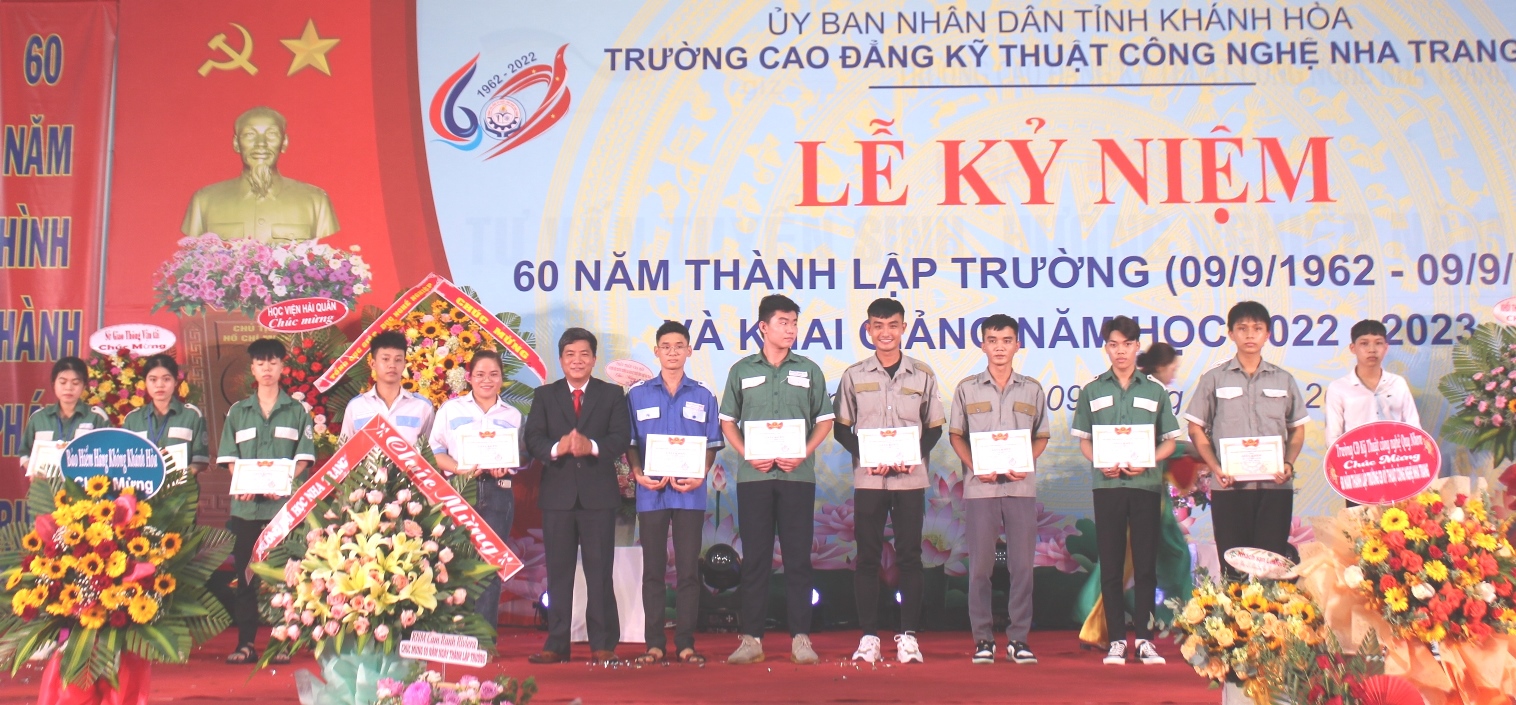 Lãnh đạo Trường Cao đẳng Kỹ thuật Công nghệ Nha Trang khen thưởng khen thưởng học sinh đạt thành tích học tập tốt.