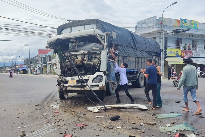 Người dân hỗ trợ tài xế sau tai nạn giao thông.