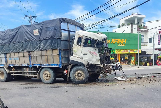 Phần đầu chiếc xe tải tan nát,