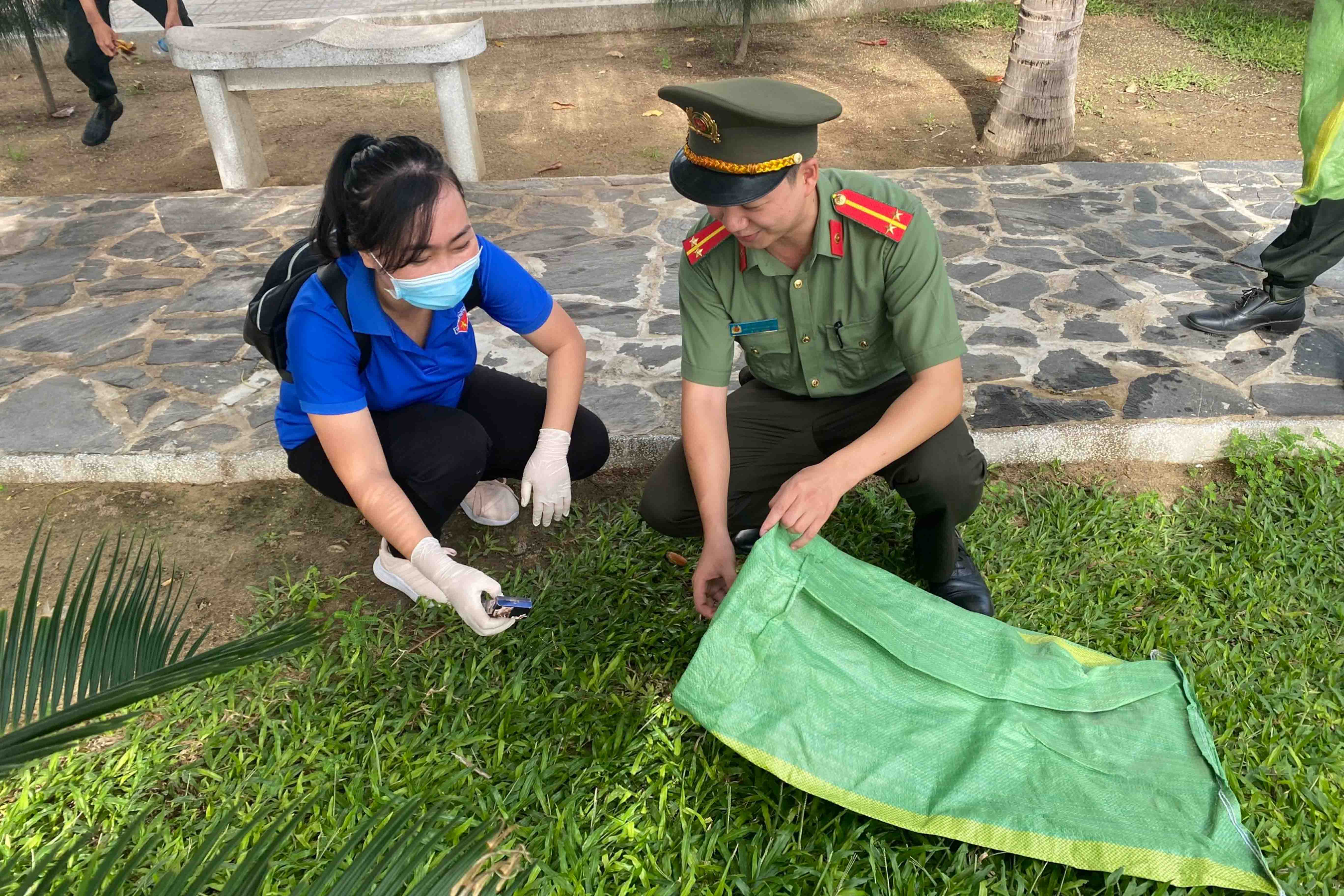 Đoàn viên, thanh niên các đơn vị tham gia vệ sinh bãi biển