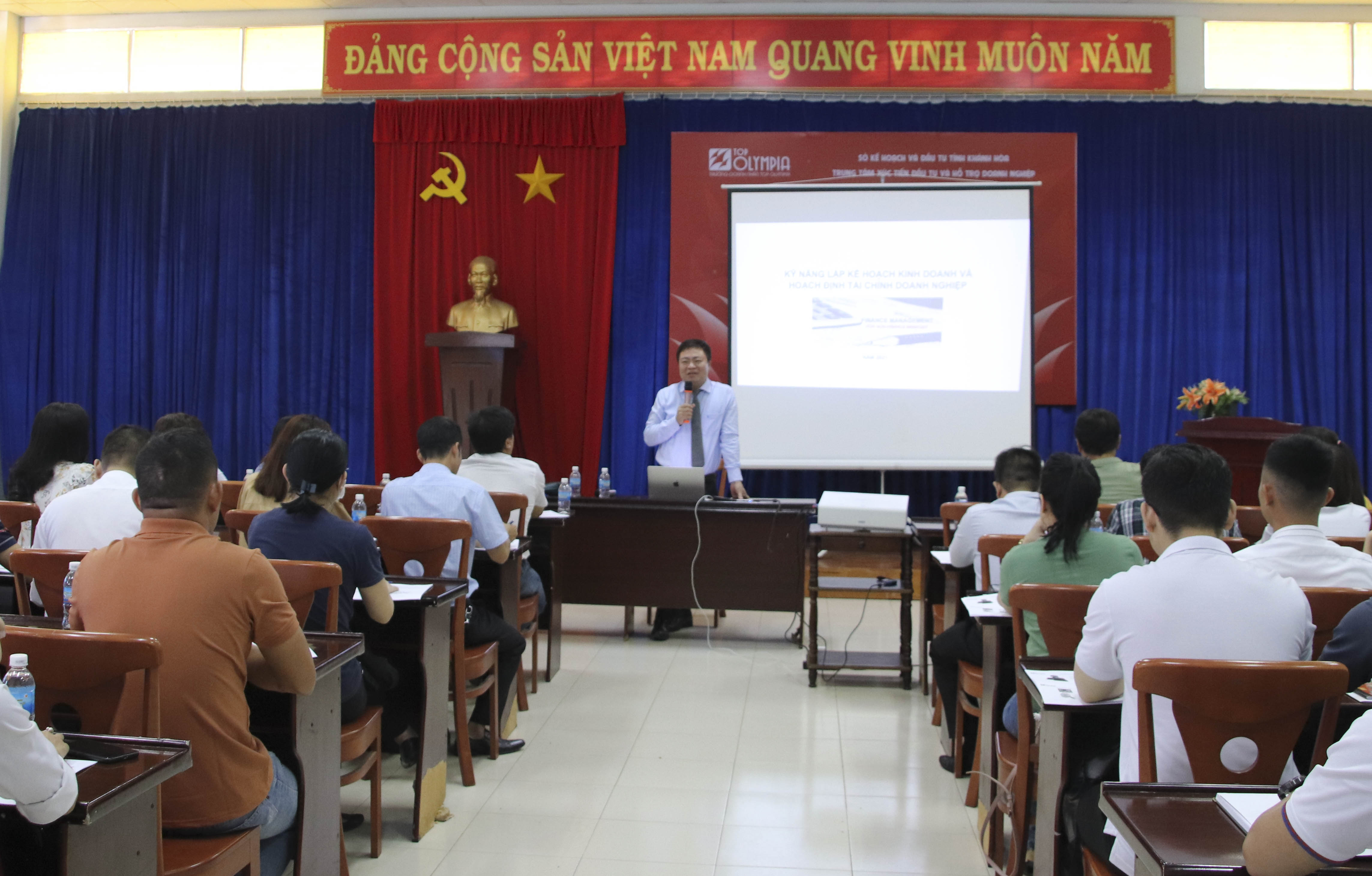 Giảng viên truyền thụ kiến thúc cho các học viên