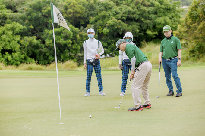 Khách đánh golf ở KN Golf Links Cam Ranh.