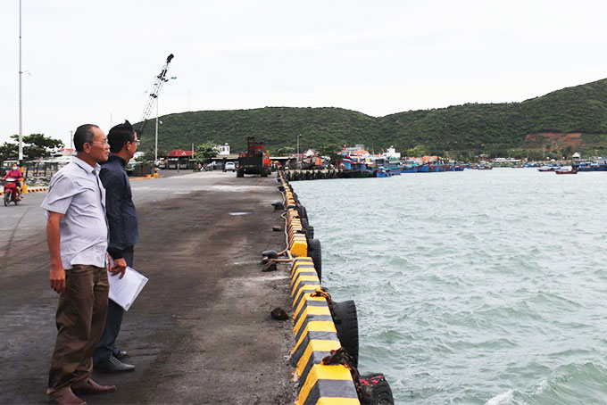 Ban Chỉ huy phòng, chống thiên tai và tìm kiếm cứu nạn thị xã Ninh Hòa kiểm tra và đôn đốc công tác triển khai ứng phó với bão số 4 tại phường Ninh Hải.