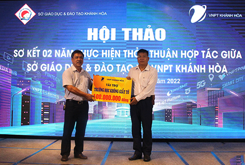 Lãnh đạo VNPT Khánh Hòa (bên trái) trao kinh phí hỗ trợ cho ngành giáo dục và đào tạo tỉnh xây dựng trường học không giấy tờ cho 25 trường học trên địa bàn tỉnh