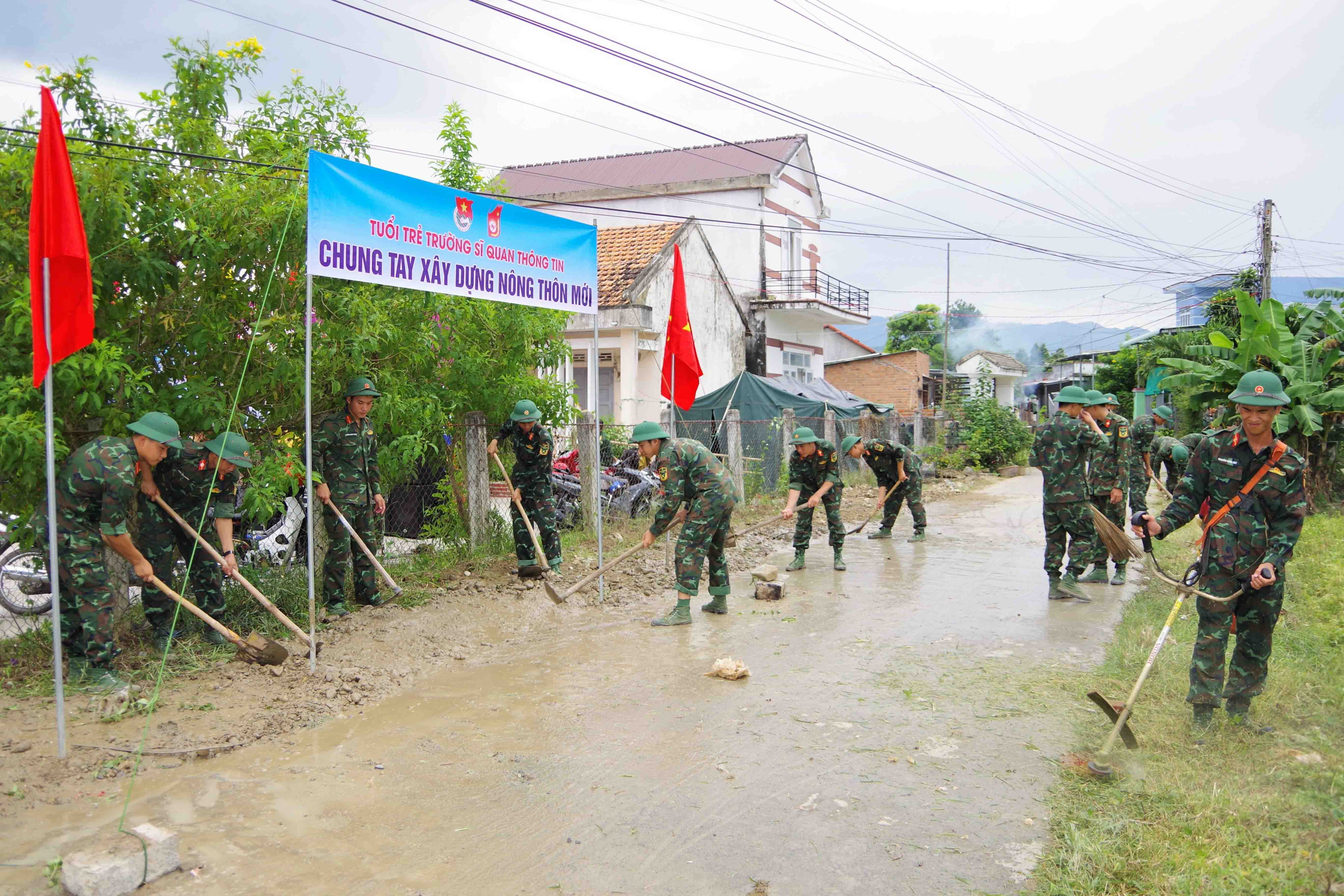 Cán bộ, học viên trường tham gia dọn vệ sinh, củng cố, tu sửa các công trình giao thông nông thôn