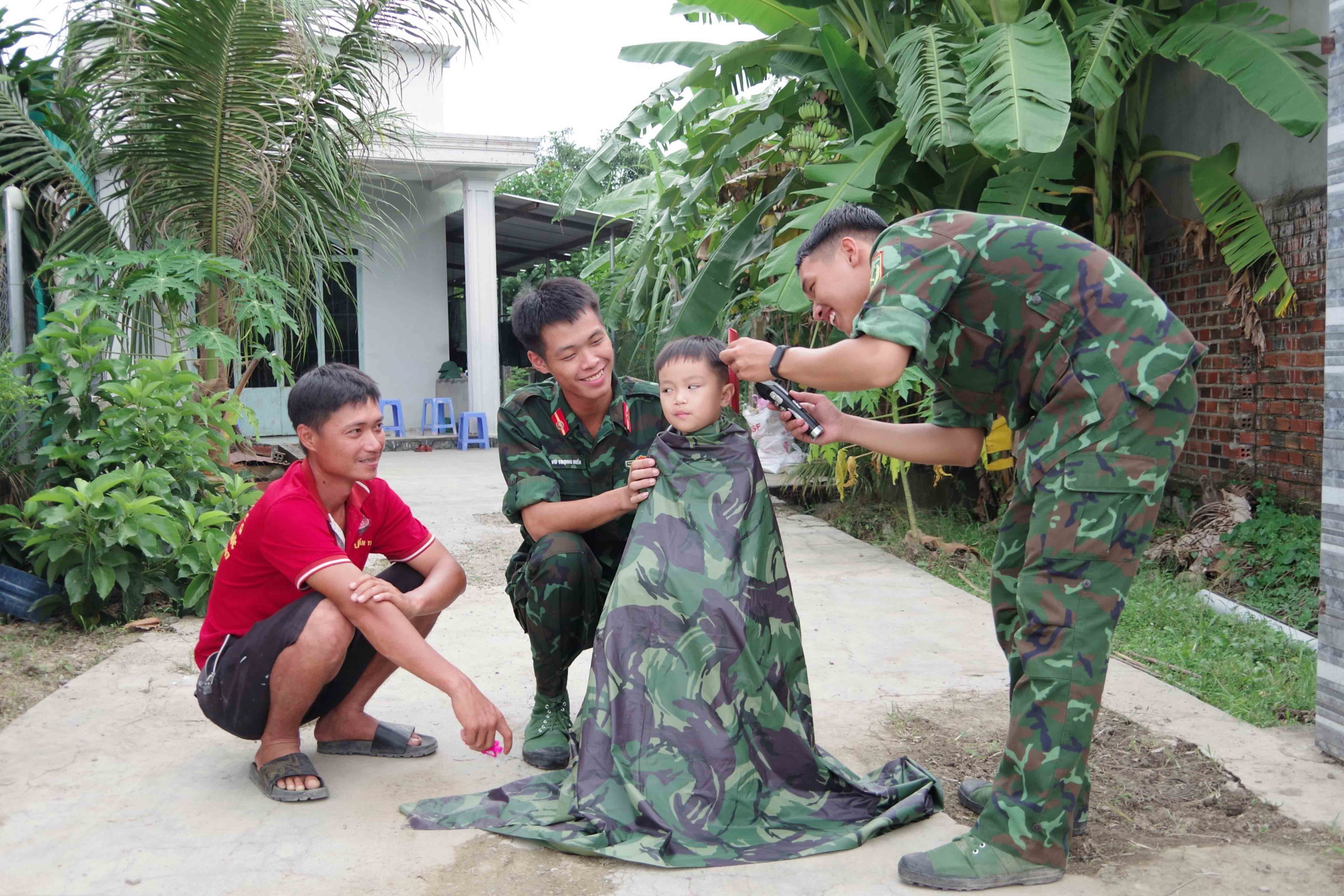 Cắt tóc miễn phí cho thiếu nhi, người dân ở địa phương