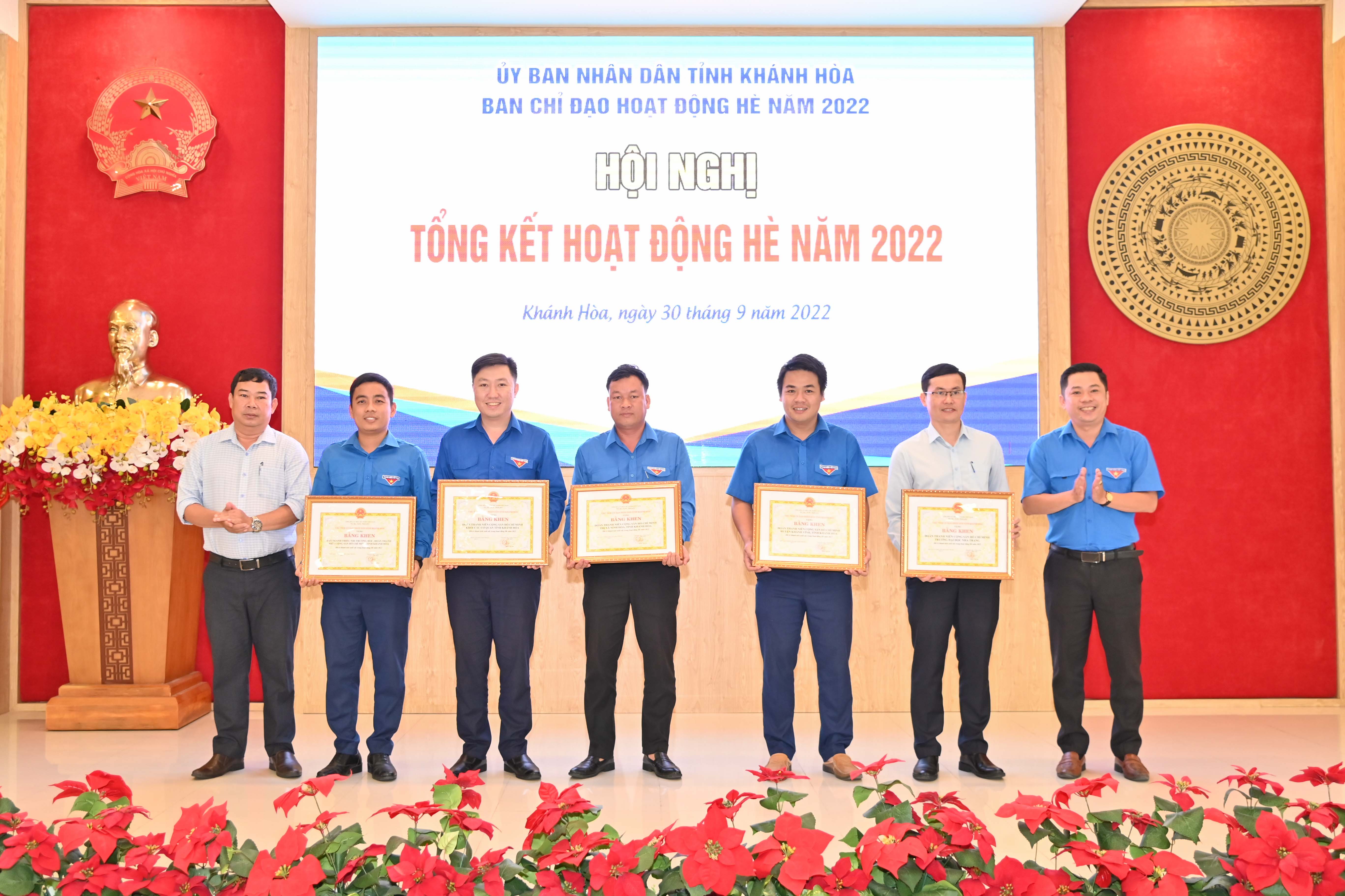 Ban Chỉ đạo hoạt động hè năm 2022 trao bằng khen của UBND tỉnh cho các tập thể xuất sắc trong hoạt động hè năm 2022