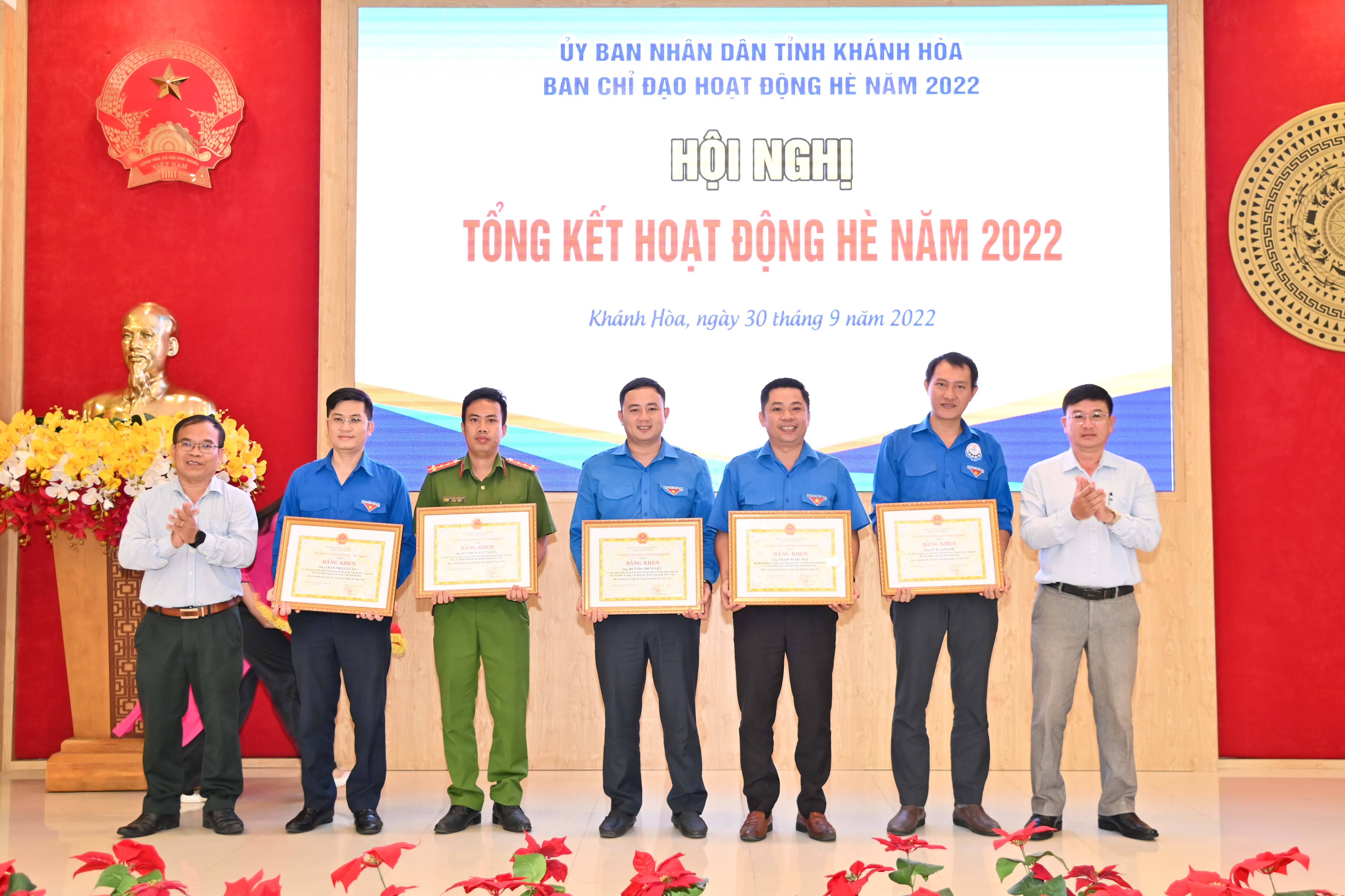 Ban Chỉ đạo hoạt động hè năm 2022 trao bằng khen của UBND tỉnh cho các cá nhân xuất sắc trong hoạt động hè năm 2022