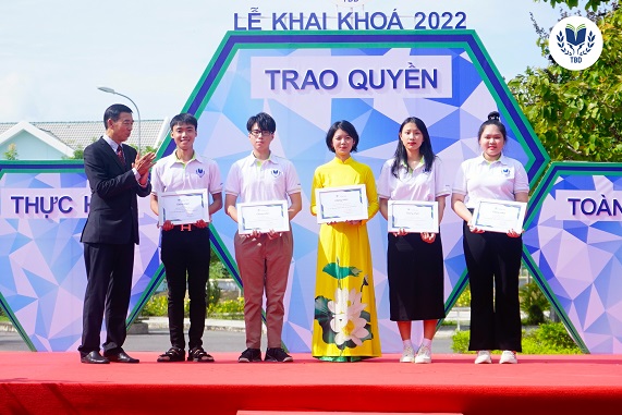 Các sinh viên nhận học bổng 100% học phí. 