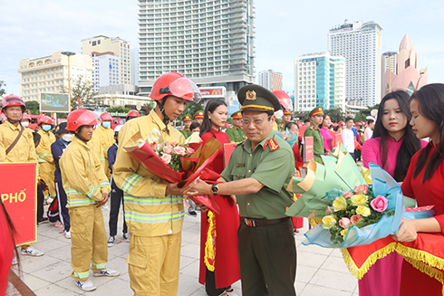 Đại tá Nguyễn Văn Ngàn - Phó GIám đốc Công an tỉnh tặng hoa chúc mừng các  vận động viên