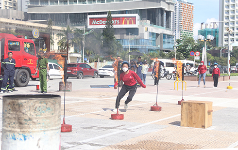 Khẩn trương vượt qua đám cháy, thoát ra nơi an toàn 