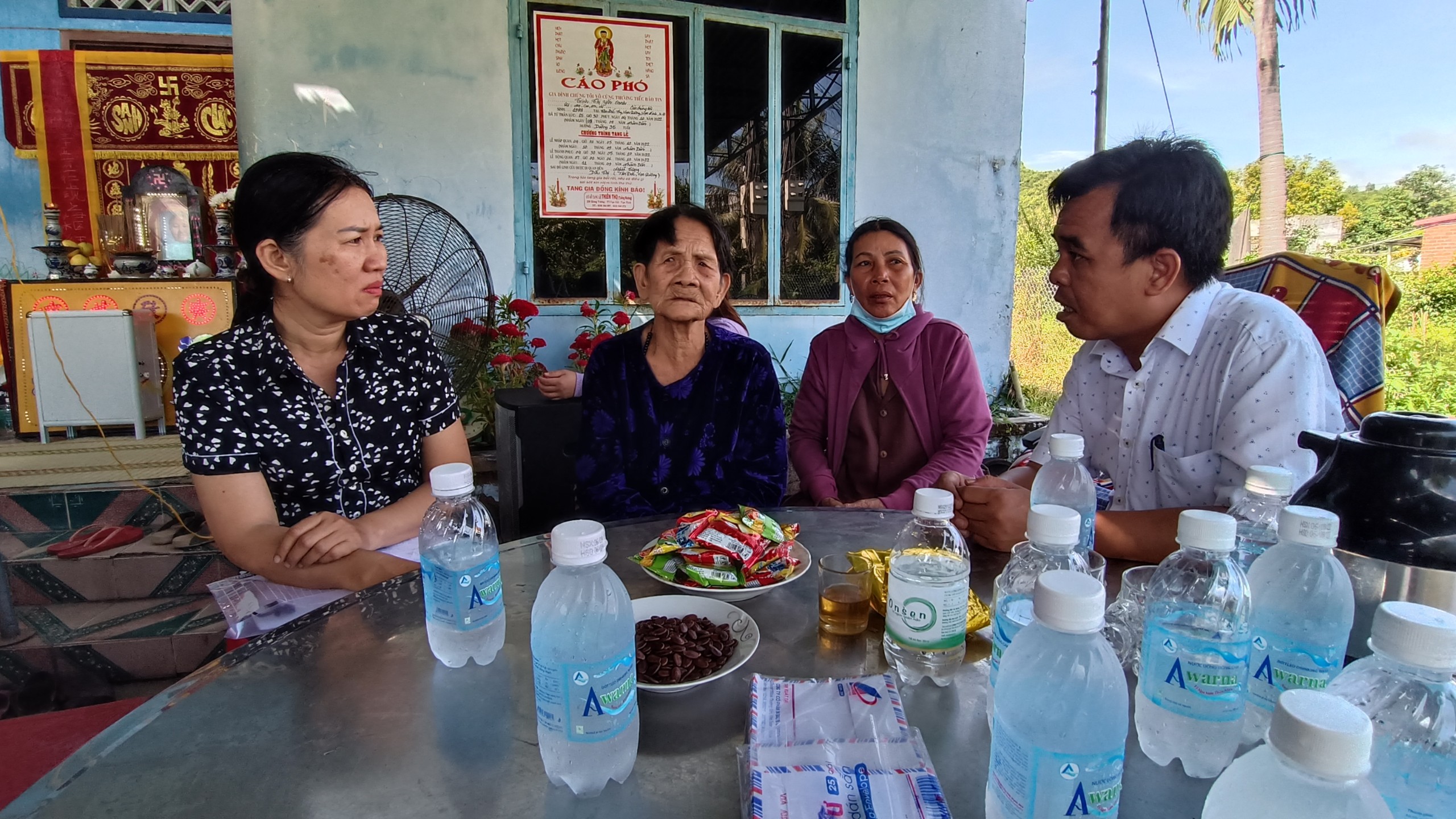 Ông Nguyễn Thanh Sơn - Phó Chủ tịch UBND huyện Vạn Ninh thăm hỏi động viên gia đình bị nạn.