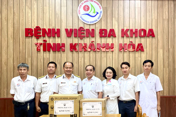 Lãnh đạo Bệnh viện Đa khoa tỉnh tiếp nhận thuốc, vật tư y tế do Phòng Hậu cần - Bộ Tư lệnh Vùng 4 Hải quân trao tặng.