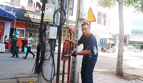 Người dân đánh kẻng báo cháy