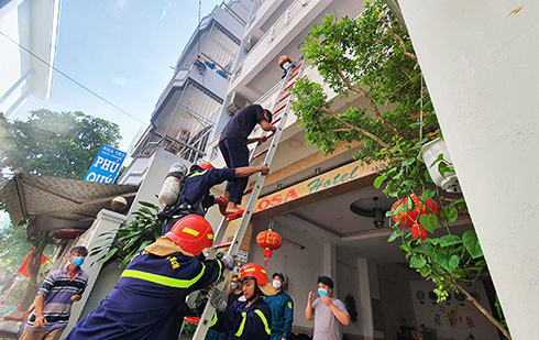 Giải cứu người bị mắc kẹt trên tầng lầu căn nhà