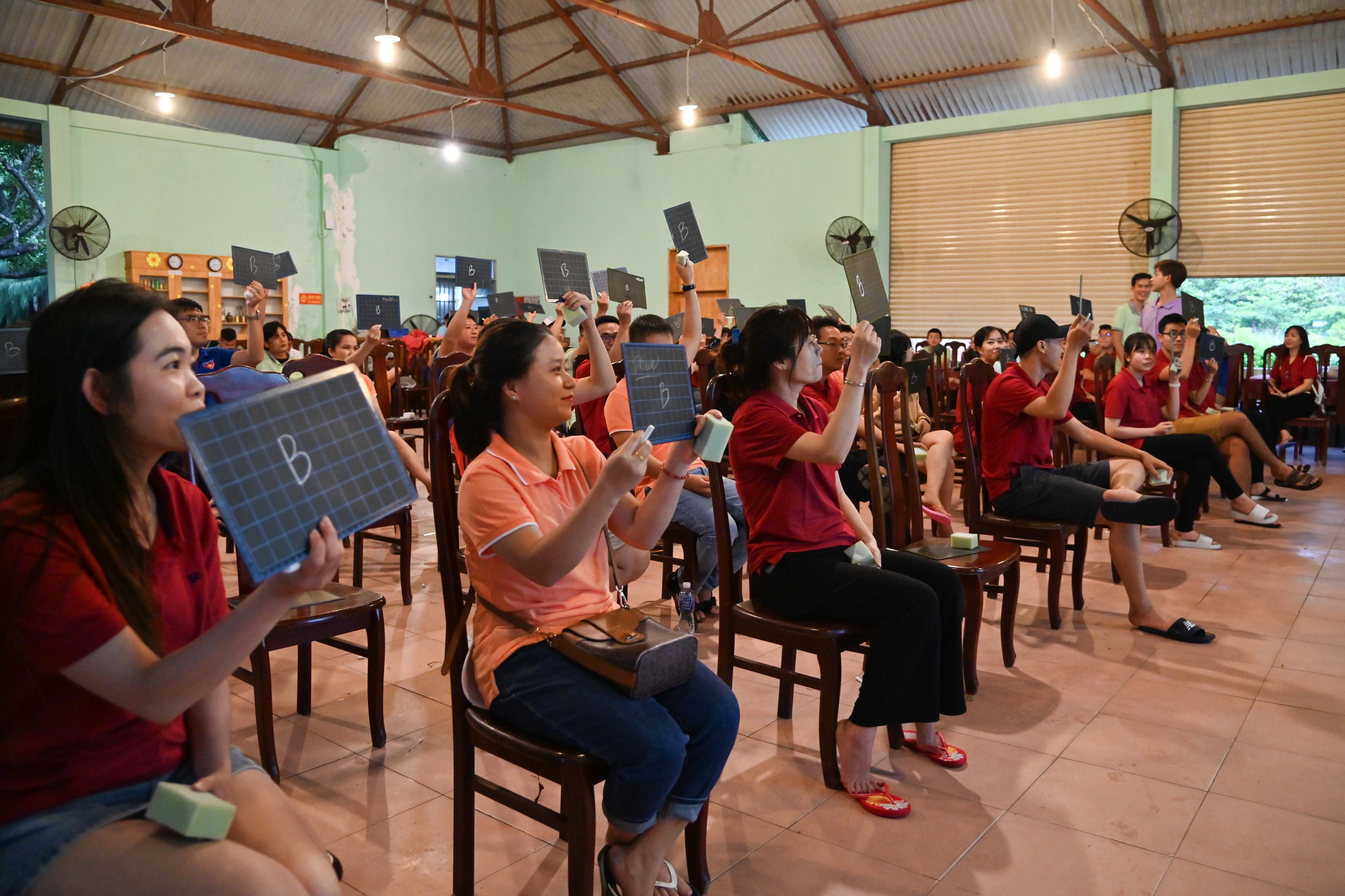 Thi rung chuông vàng với các nội dung kiến thức xã hội, tìm hiểu về Nghị quyết 09 của Bộ Chính trị và Nghị quyết số 55 của Quốc hội