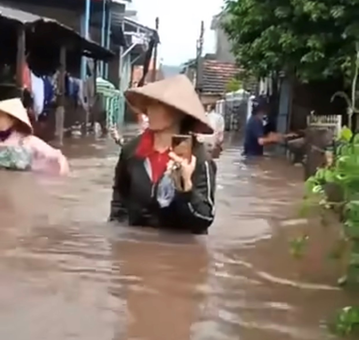 Mưa lớn, kết hợp với triều cường gây ngập sâu từ 1 đến 1,2m tại thôn Khải Lương, xã Vạn Thạnh.