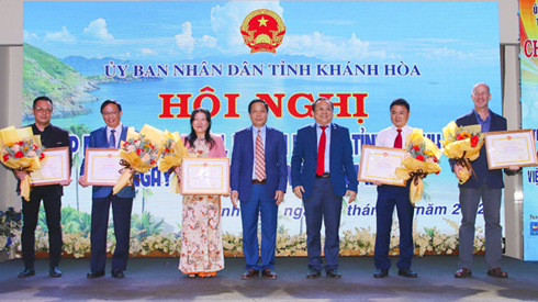 Lãnh đạo tỉnh trao bằng khen cho các doanh nhân tiêu biểu.