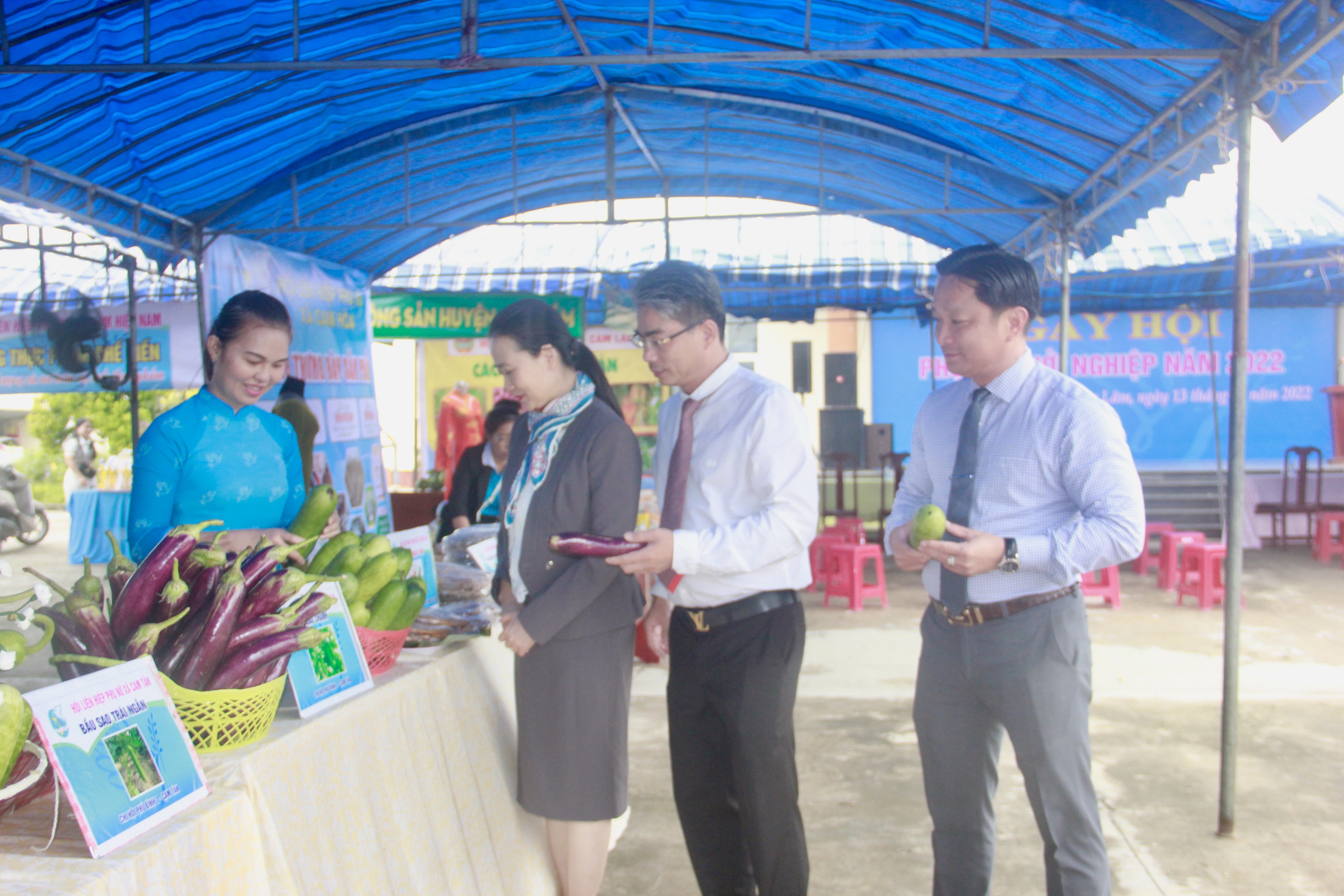 Các đại biểu tham quan các gian hàng tại hội chợ.