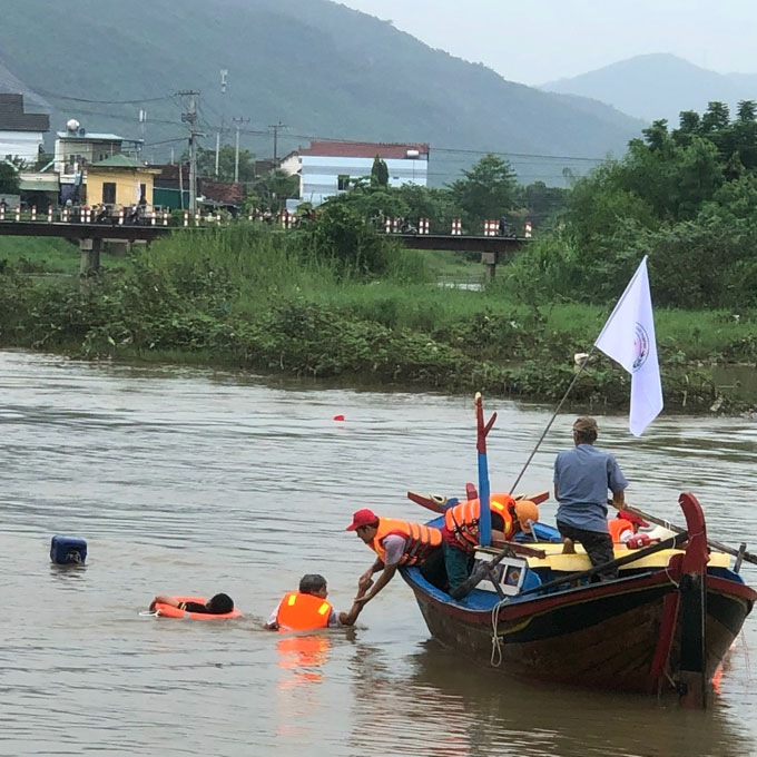 Diễn tập cứu nạn trên sông 