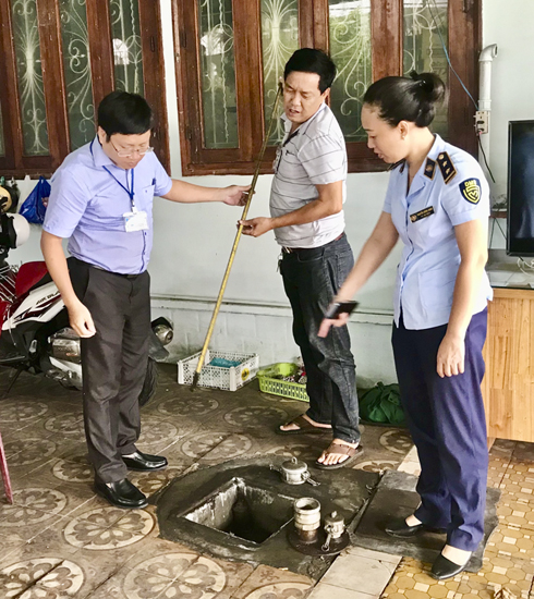 Các lực lượng chức năng kiểm tra xăng dầu trong bể chứa của Doanh nghiệp tư nhân Vĩnh Phước.