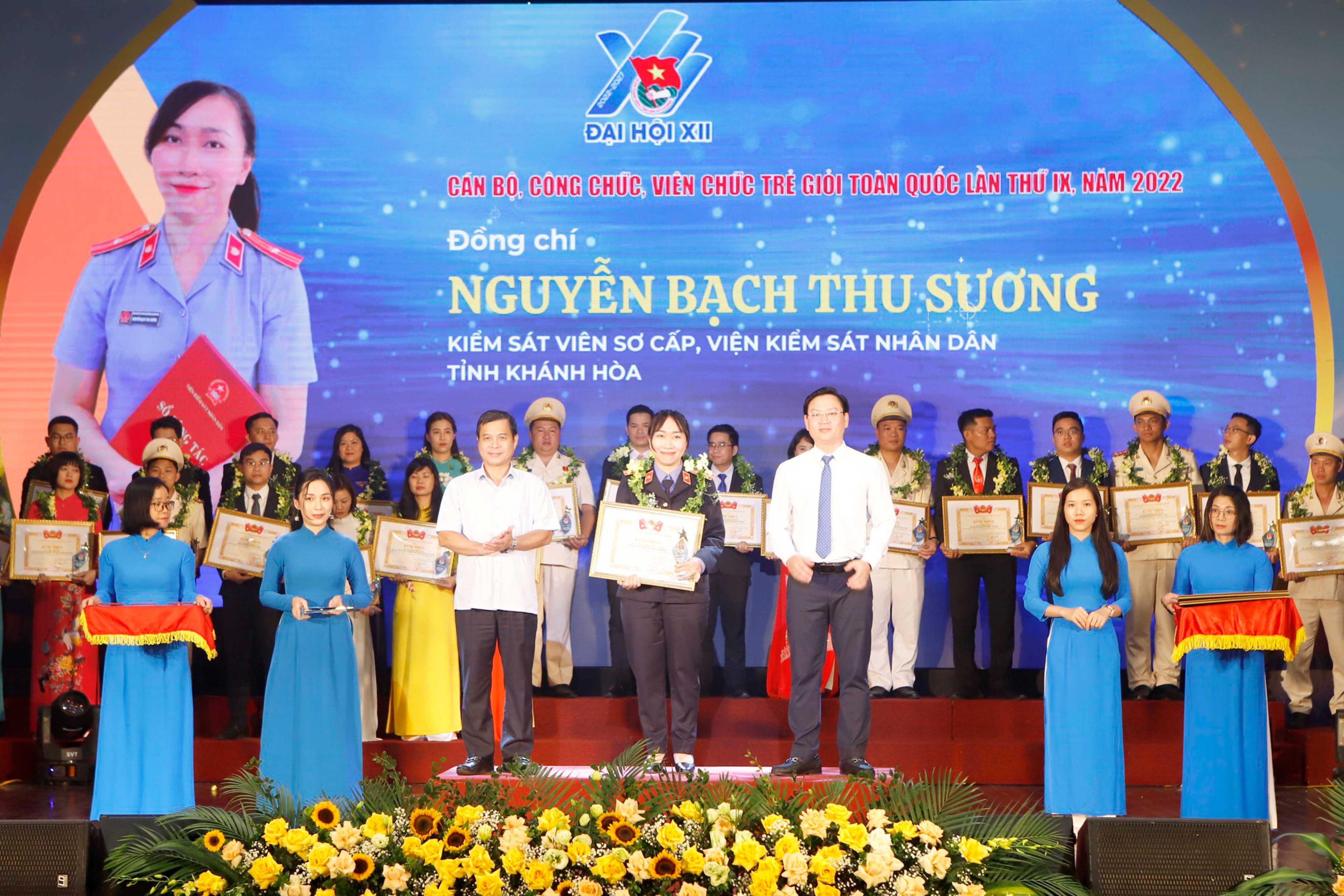 Ban tổ chức tuyên dương chị Nguyễn Bạch Thu Sương - Kiểm sát viên sơ cấp, Viện Kiểm sát nhân dân tỉnh