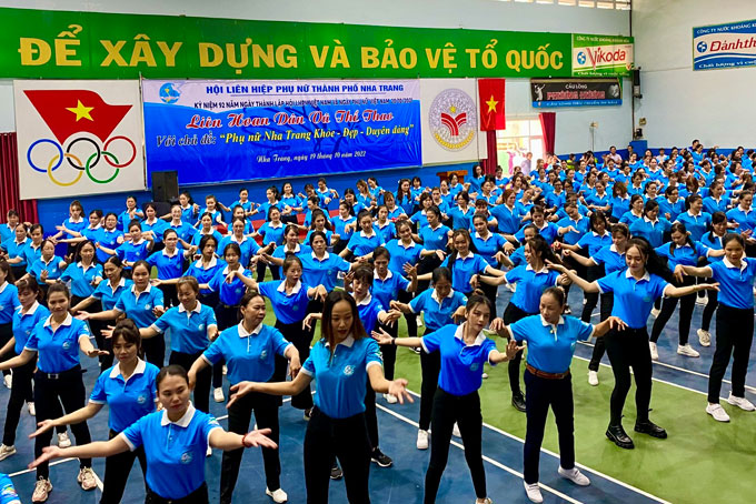 Sáng 19-10, Hội LHPN TP. Nha Trang tổ chức Liên hoan thể thao dân vũ với chủ đề “Phụ nữ Nha trang - Khoẻ, đẹp, duyên dáng”. Liên hoan với sự tham gia của các cán bộ, hội viên phụ nữ đến từ 27 xã, phường.