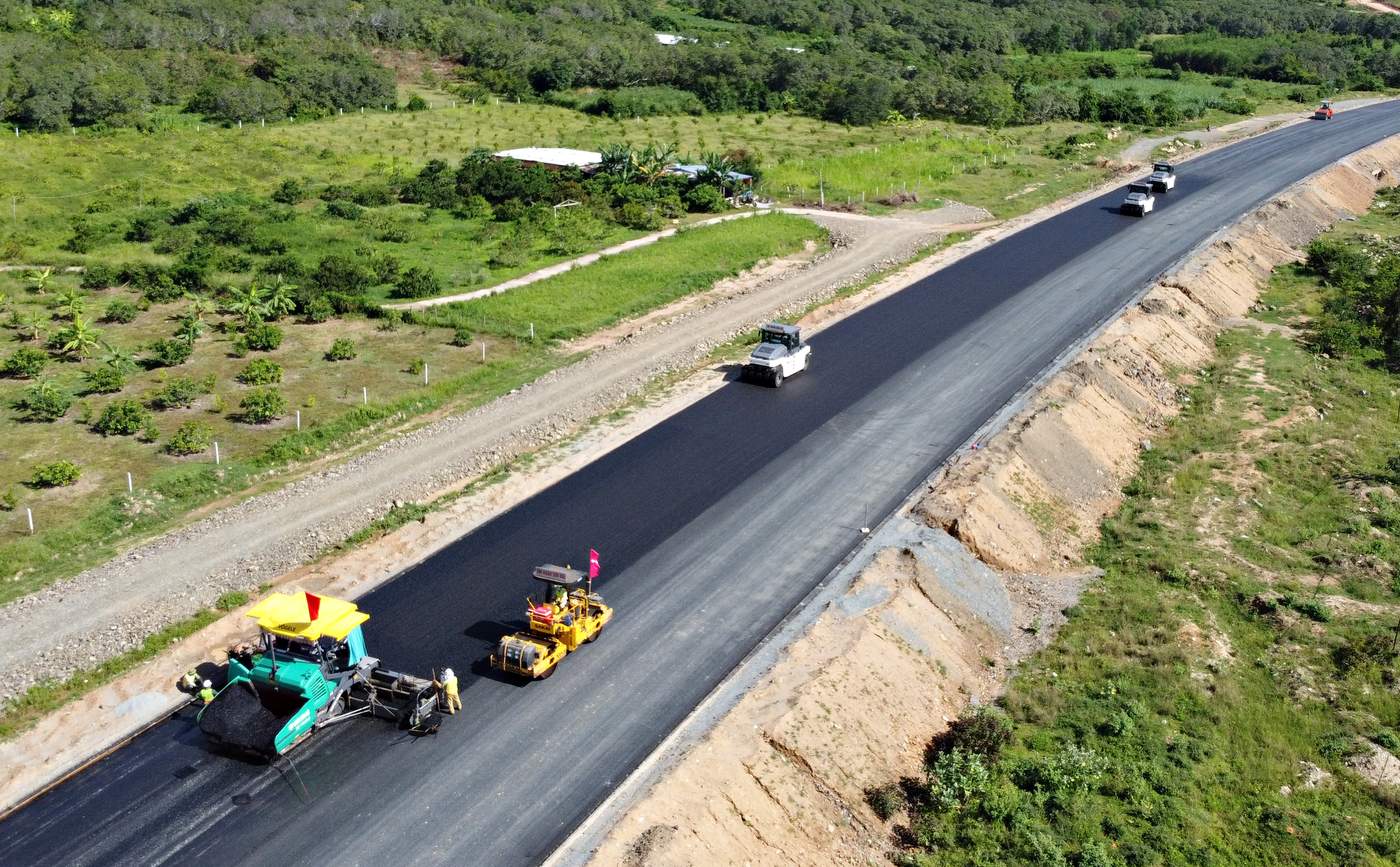 Một đoạn cao tốc Nha Trang - Cam Lâm đã được thảm nhựa nhìn từ trên cao.