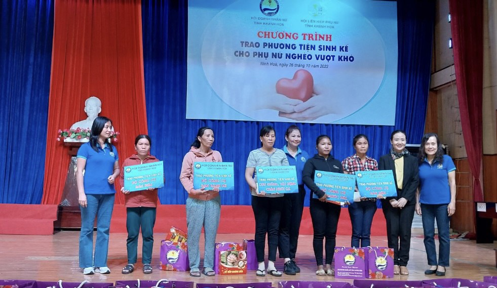 Trao phương tiện sinh kế cho các hội viên