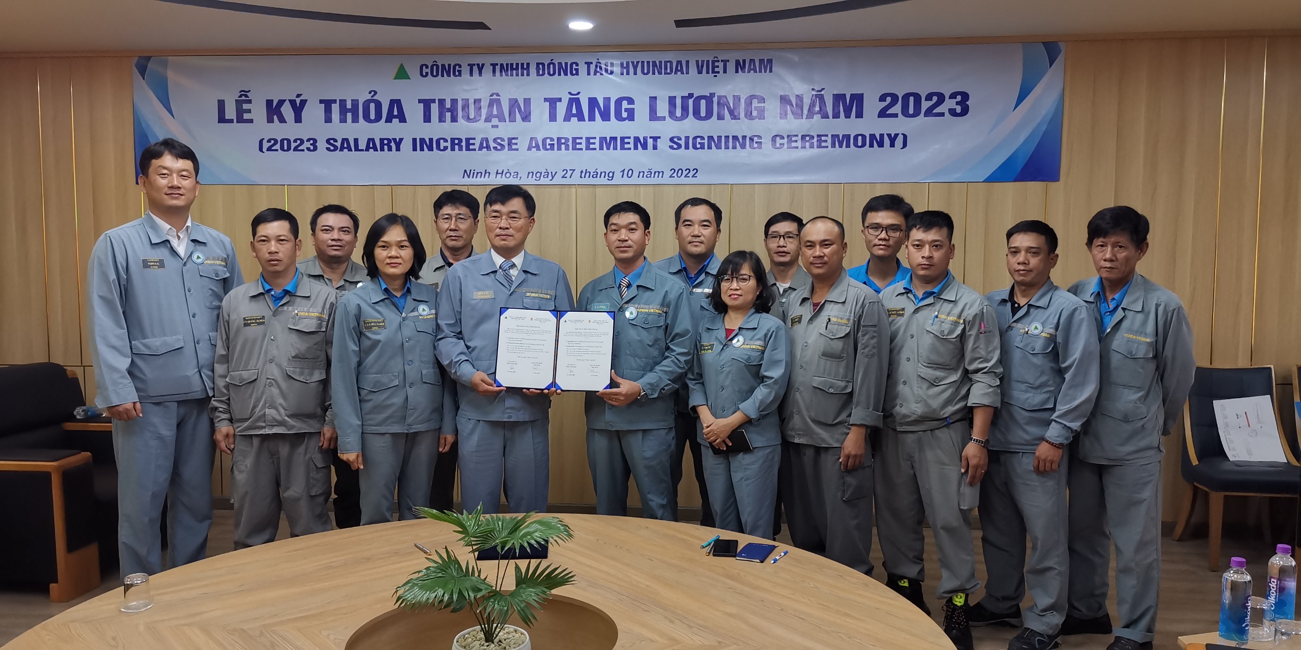 Lãnh đạo Công ty và Công đoàn cơ sở ký kết thỏa thuận tăng lương năm 2023.