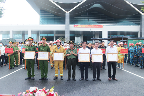 Thừa ủy quyền của Chủ tịch UBND tỉnh, Đại tá Nguyễn Văn Ngàn - Phó Giám đốc Công an tỉnh Khánh Hòa trao bằng khen cho các tập thể 