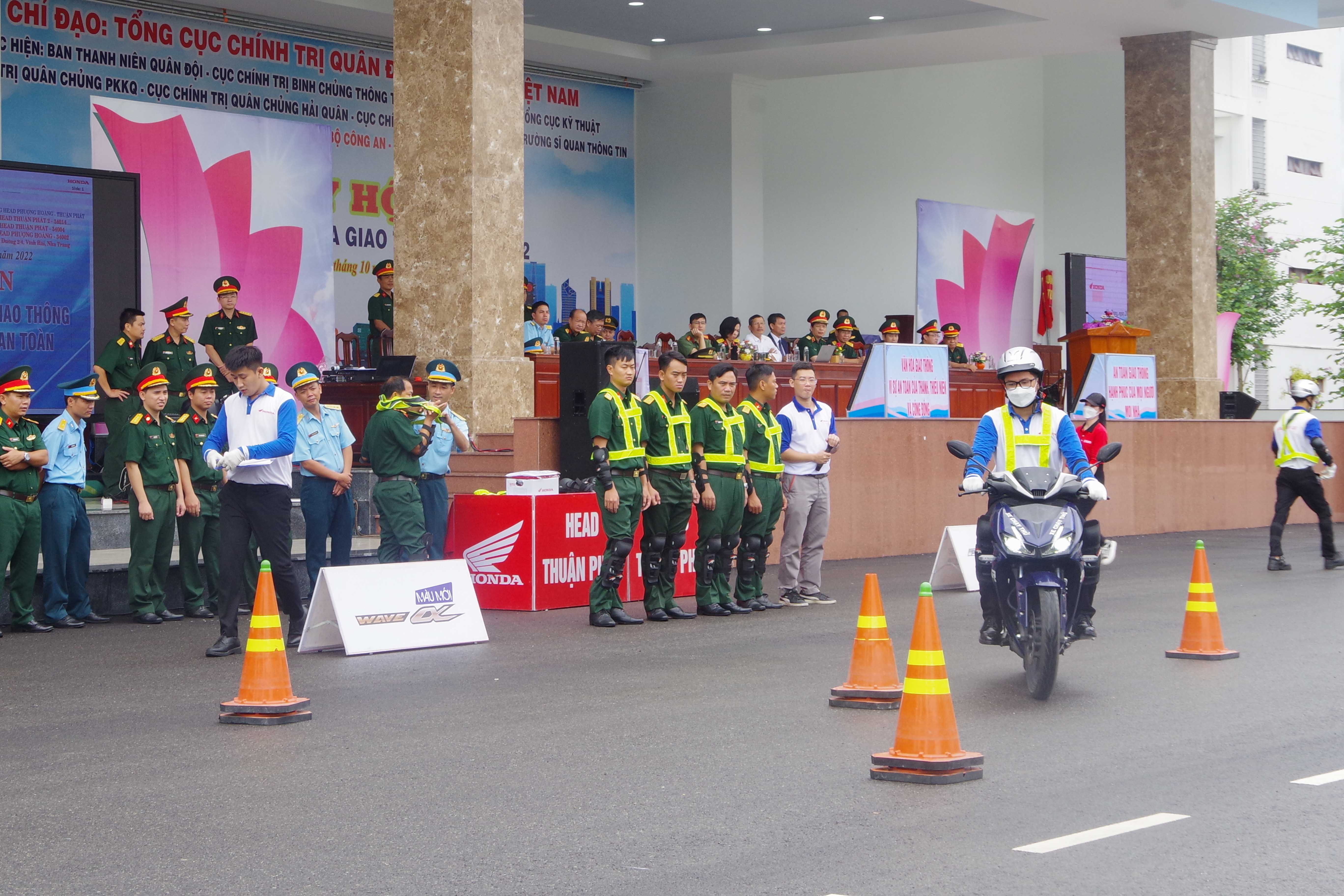 Các đoàn viên, thanh niên tham gia thực hành kỹ năng lái xe an toàn