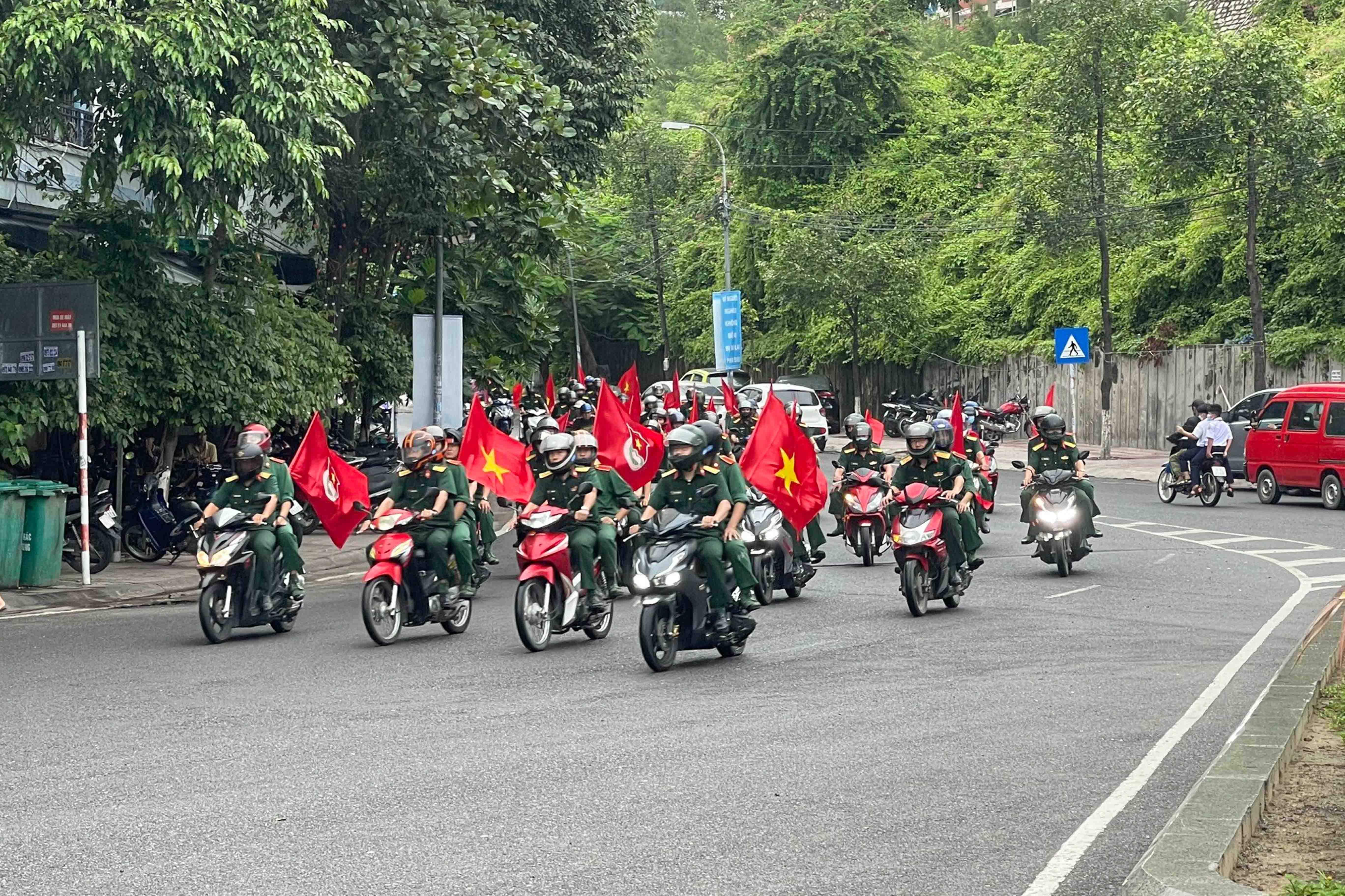 Các cán bộ đoàn, đoàn viên, thanh niên tham gia diễu hành tuyên truyền về văn hóa giao thông trên các tuyến đường của TP. Nha Trang