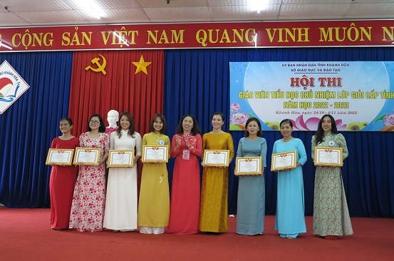 Bà Trương Minh Hà - Chủ tịch Công đoàn ngành Giáo dục tỉnh Khánh Hòa khen thưởng cho các giáo viên đạt thành tích tại hội thi. 