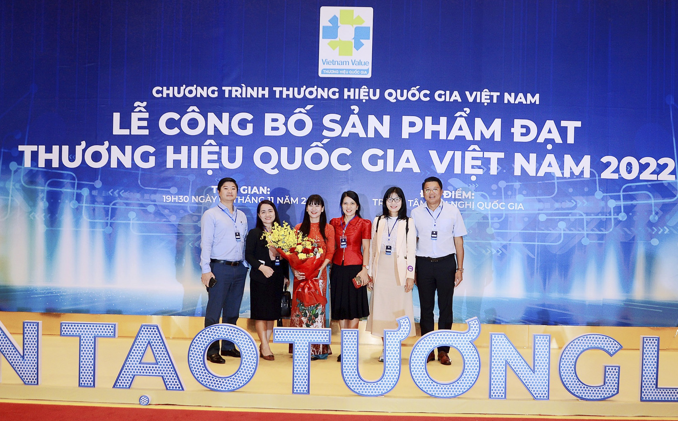 Các thành viên Công ty Yến sào Khánh Hòa chụp hình lưu niệm tại lễ công bố