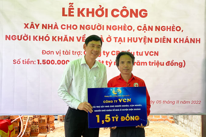 Đại diện Công ty Cổ phần đầu tư VCN trao bảng tượng trưng hỗ trợ xây nhà cho Ban Chỉ đạo Cuộc vận động “Mỗi tổ chức, cá nhân gắn với một địa chỉ nhân đạo” tỉnh.