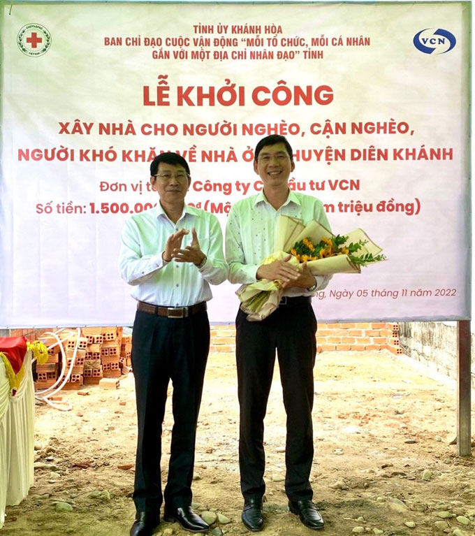 Ông Đinh Văn Thiệu - Phó Chủ tịch UBND tỉnh tặng hoa tri ân cho Công ty Cổ phần đầu tư VCN.