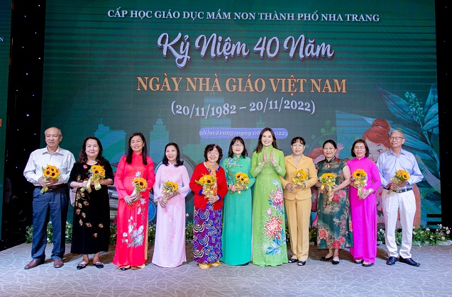 Bà Phạm Thị Châu Anh - Phó Trưởng Phòng Giáo dục và Đào tạo TP. Nha Trang tặng hoa tri ân các thế hệ nhà giáo. 