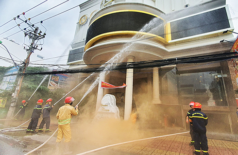 Lực lượng chức năng tham gia chữa cháy trong tình huống giả định