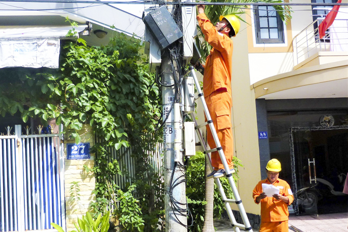 Kiểm tra công tơ điện của hộ thuê trọ trên địa bàn TP. Nha Trang.