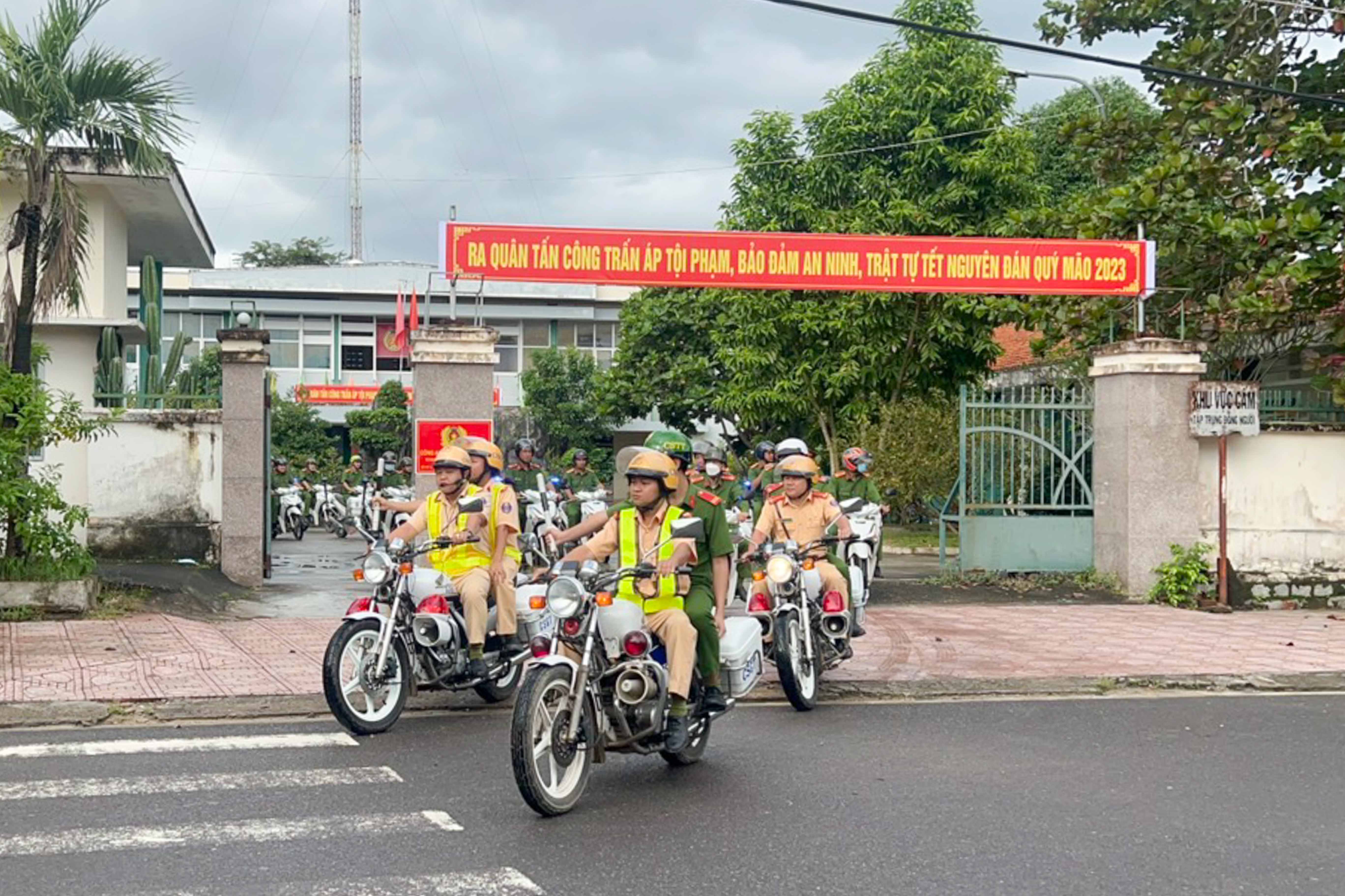 Công an huyện Khánh Vĩnh ra quân trấn áp tội phạm dịp Tết Nguyên đán năm 2023.