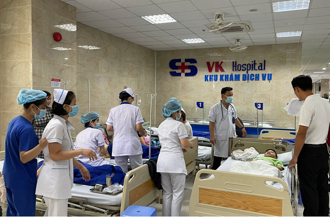 Các y, bác sĩ Bệnh viện 22-12 đang chăm sóc các học sinh 