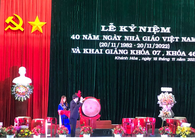 Lãnh đạo nhà trường đánh trống khai giảng khoá học mới.