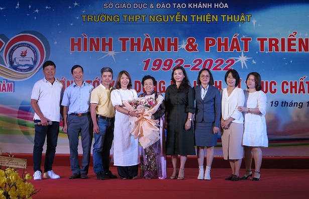 Dịp này, nhiều thệ học sinh của trường đã tặng hoa chúc mừng và bày tỏ tri ân đối với các thầy cô giáo. 