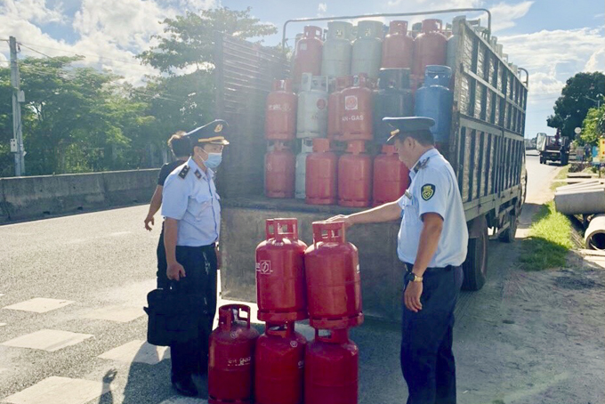 Lực lượng quản lý thị trường kiểm tra đột xuất phương tiện chở bình gas. (Ảnh do đơn vị cung cấp) 